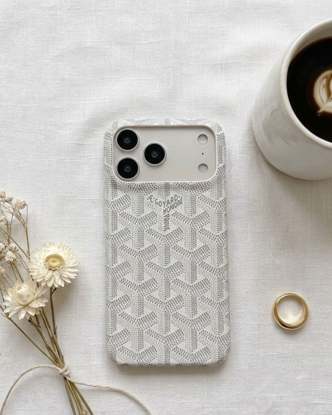 Cover iPhone Chevron Monogram – 🤍 Ivory White