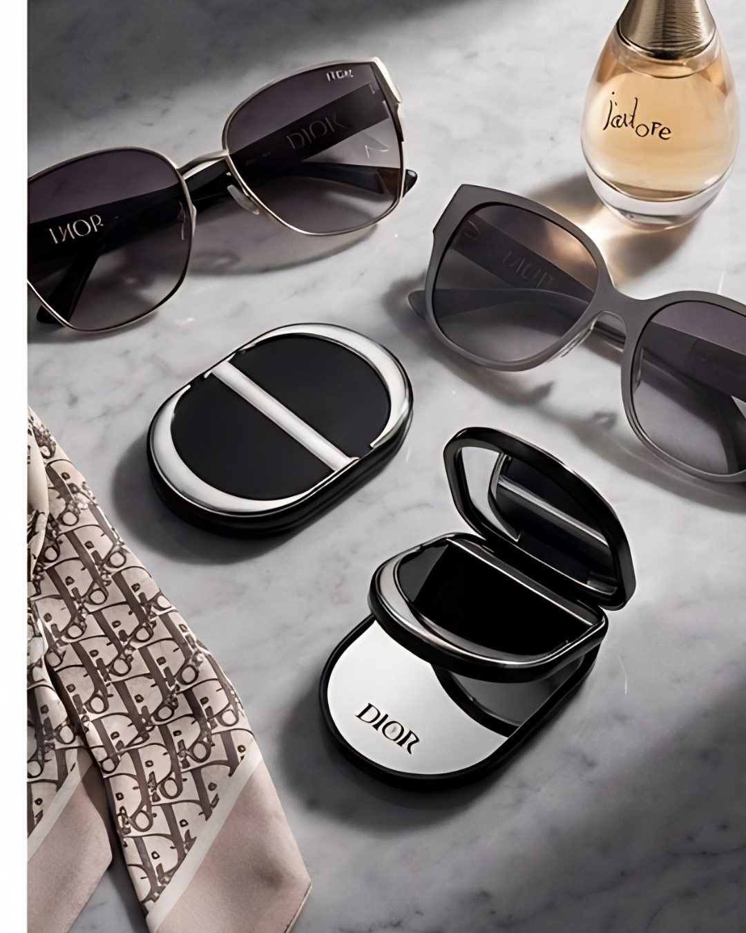 Specchietto Adesivo Glam “D” – Ispirazione Luxury per Smartphone